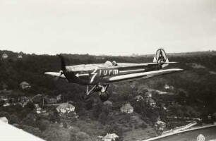 Sportflugzeug Klemm L-25 der SA-Fliegersturm-Staffel über Wachwitz (mit Reklame der Sturm-Zigarettenfabrik Arthur Dreßler Dresden)