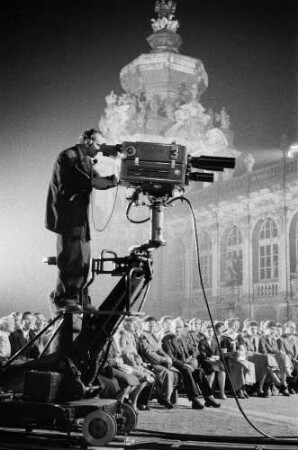 Aufnahmeteam des Fernsehens und Zuhörer während einer Serenade im Dresdner Zwinger, vor 1958