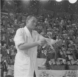 Berlin. Tombola "Das originelle Verlobungsspiel" (Serie "Rummelplatz")