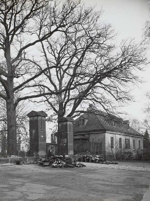 Dresden-Johannstadt, Eingang zum Trinitatisfriedhof mit Blumenverkäuferin