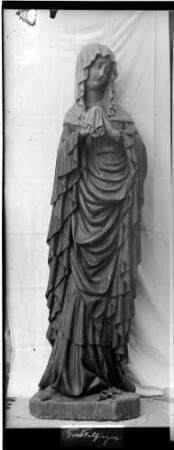 Trochtelfingen Pfarrkirche Sankt Martin Skulptur trauernde Frau am Heiligen Grab (um 1430)