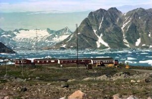 Kap Dan: vom Flugplatz auf den Fjord, mit Eisgang