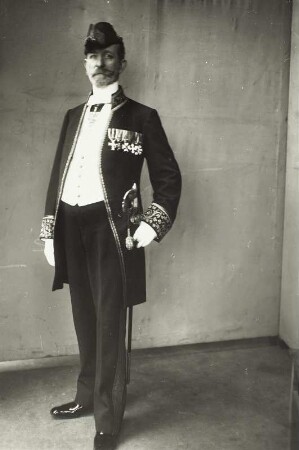 Ermenegildo Antonio Donadini (1847-1936; Historienmaler, Freskant, Restaurator, Fotograf, Hofrat) in Galauniform