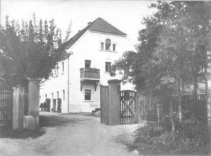 Graupa (Pirna-Graupa), Richard-Wagner-Straße 6. Richard-Wagner-Museum (Lohengrinhaus). Giebelansicht durch die Toreinfahrt