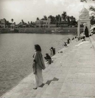 Madras, Indien. Mailapurtempel. Tempelteich mit Indern beim Wäschewaschen