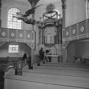 Fotograf der Deutschen Fotothek in der Dorfkirche Podrosche : Der Fotograf der Deutschen Fotothek, André Rous, bei Aufnahmen in der Dorfkirche Podrosche (Krauschwitz-Podrosche)