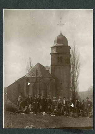 katholische Pfarrkirche mit Chor und Turm