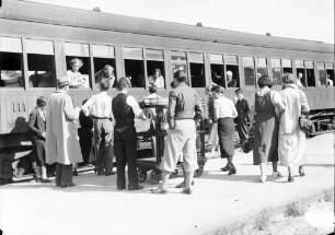 Gerona/Girona [Spanien]: Auf dem Bahnsteig vor dem Zug