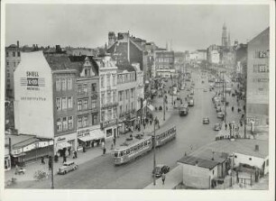 Hamburg. Blick in die Reeperbahn. Im Hintergrund der Turm der Hauptkirche St. Michaelis (Hamburger Michel)