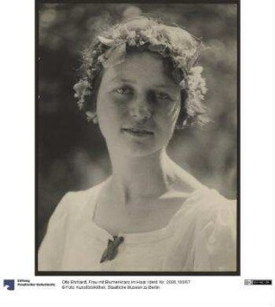 Frau mit Blumenkranz im Haar