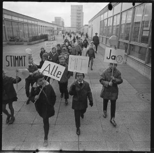Volksentscheid zur neuen Verfassung der DDR am 6. April 1968, Bild 1: Kinder demonstrieren für die neue Verfassung. SW-Foto, März-April 1968 © Kurt Schwarz.