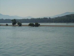 Ungarisches Donauufer bei Budapest : Das Donauufer zwischen Esztergom und Budapest, aufgenommen am 13. Juni 2011 von Bord eines stromabwärts fahrenden Schiffes
