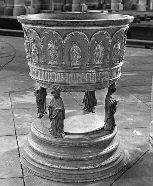 Halle (Saale), Marktkirche St. Marien, Bronzetaufe; Ludolf von Braunschweig und Sohn Heinrich