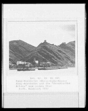 Kamp-Bornhoven. Stadtteilansicht mit Kloster Bornhoven (1680/1684) und Wallfahrtskirche (um 1400/1435). Blick vom linken Rheinufer gegen Burg Sterrenberg (um 1190) und Burg Liebenstein (um 1284), die sogenannten "Feindlichen Brüder"
