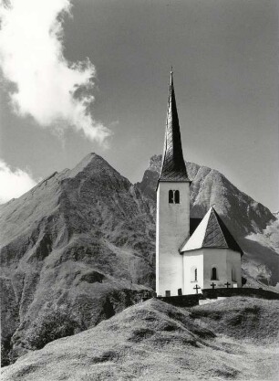 Blick auf die Kirche von Tenna, vor der Signina Gruppe
