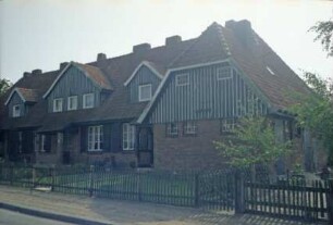 ehemaliges Gut Trenthorst-Wulmenau: Scharberg 2: traufständiges Mehrfamilienwohnhaus für Landarbeiter: Straßenfront mit Eingangstüren