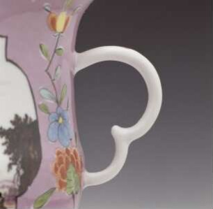 Henkeltasse und Unterschale mit lilafarbenem Fond, Blumendekor und Küstenszenen — Tasse