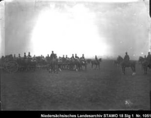 Besichtigung des Feld-Artillerie-Regiments Nr. 46 (?) Enthält: Soldaten auf mit Pferden bespannten Geschützlafetten paradieren vor berittenen Offizieren vorbei