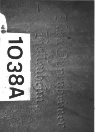 Grabstein 1038 (Index: 99899639) Material: Sandstein Zustand: angewittert Maße HxBxT: 148x65x33 cm Beschreibung: aufgesockelte Stele mit Giebelabschluss, im Giebelfeld Blüte, darunter Zinnenfries Symbolik: Blüte Zinnenfries: Grabstein 1038A
