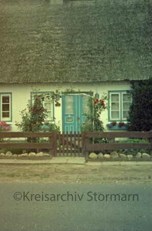 Sülfelder Straße 21: Kate mit Reetdach: traufständige Straßenfront: Teilansicht: Eingangstür