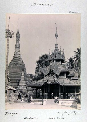 Rangun. Shoay Dagon Kjàon. Shwedagon Pagode; Nebenbauten und Große Glocke. Birma