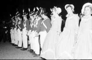Freiburg: Gruppe; hist. Soldaten; drei Mädchen, Diedenheim