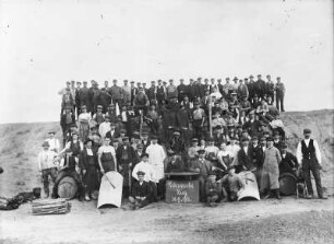 Belegschaft der Lederwerke Zug. Gruppenaufnahme vom 30.9.1913. Freiberg-Zug, Lederfabrik Zug, Werkteil Zugspitze