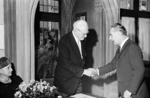 Freiburg: Regierungspräsidium; Bundesverdienstkreuz 1. Klasse für Prof. Dr. Hans Killian, überreicht von Regierungspräsident Person