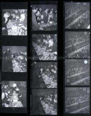 Schwarz-Weiß-Negative mit Aufnahmen von einem Schachturnier im Haus der Kultur der Sowjetunion am Festungsgraben in Berlin