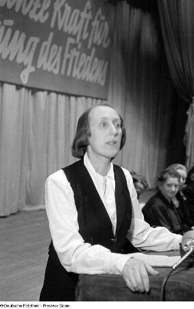 Abschlusskundgebung des Deutschen Frauenkongresses für den Frieden im ehemaligen Admiralspalast in Berlin : Greta Kuckhoff am Rednerpult