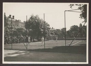 Tennisplatz mit Spielern im Palaisgarten. Detmold. Neustadt. Papierabzug