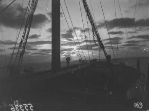 Sonnenuntergang : Blick über das Deck des Dampfschiffes auf einen Sonnenuntergang über dem Meer