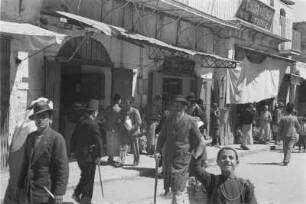 Straßenszene : Straßenszene vor einem Hotel in Jerusalem.