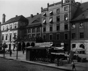 Schweidnitz (heute: Świdnica) Niederschlesien. Am Rathaus. Straßenszene