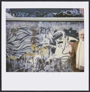 Wolfram Siebeck vor einer Graffiti-Wand in Reykjavik