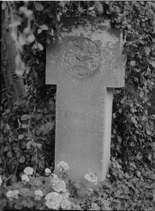 Grabkreuz der Familie Alexander Schöne