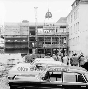 Stormarnschule: Gymnasium: Waldstraße: vierter Erweiterungsbau: Richtfest: Richtkrone über Rohbau: rechts Erweiterungsflügel ab 1951