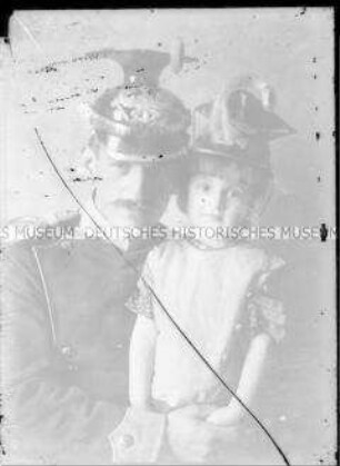 Richard Fleischhut in Uniform mit seinem Sohn Alexander