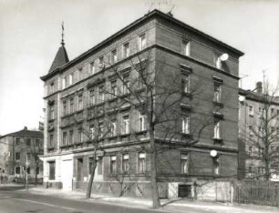 Dresden-Pieschen, Maxim-Gorki-Straße 34. Wohnhaus (1895). Straßenansicht mit Einfriedung