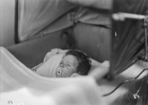 Kleinkind : Portrait eines Kleinkindes in einem Kinderwagen