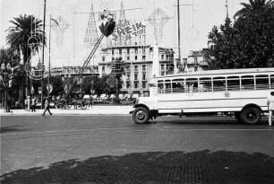 Reisefotos Argentinien. Buenos Aires, Plaza de Mayo. Ansicht mit Obelisk zur Erinnerung an die Vertreibung des Vizekönigs Baltasar Hidalgo de Cisneros y la Torre am 25. Mai 1810 durch bewaffnete Bürger