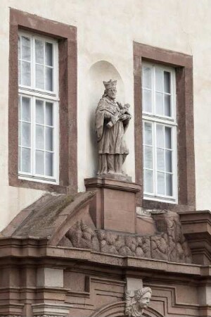 Portal am Konventsgebäude — Abt mit Kruzifix