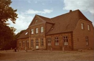 Gut: Lübecker Straße 6: ehemaliger Wirtschaftshof: Verwalterhaus: Ansicht von Südwesten: traufständige Front mit Mittelrisalit und Eingangstür: in Frontgiebel Uhr
