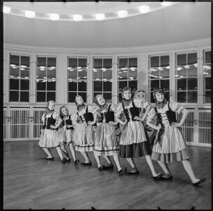 Volkstanzensemble im Pionierhaus "German Titow", 1968. SW-Foto © Kurt Schwarz.