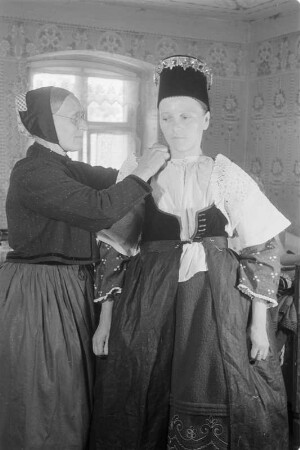 Ankleiden einer sorbischen Braut in Groß Zeißig. : Hotowanje njewjesty we Wulkim Ćisku