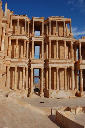 Bühnenansicht des römischen Theaters in Sabrata am Mittelmeer, westlich von Tripolis, errichtet im 2. Jh. nach Chr.