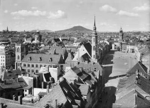 Görlitz, Innenstadt mit Klosterplatz (Gymnasium Augusteum), Frauenturm und Obermarkt (Dreifaltigkeitskirche und Reichenbacher Turm). Blick vom Rathausturm nach Südwesten gegen Landeskrone (419,4 m)