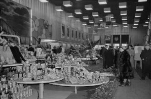 Messebesucher in der rumänischen Ausstellungshalle, Präsentation von Lebensmitteln