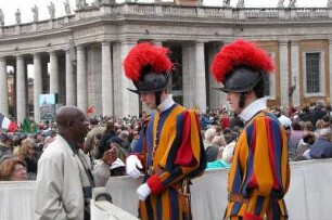 Rom - Schweizer Gardisten auf dem Petersplatz : Schweizer Gardisten in historischen Uniformen bewachen den Papst und den Vatikanstaat. Aufgenommen im April 2004