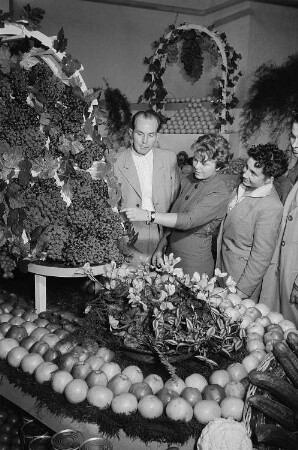 Besucher der Leipziger Herbstmesse an einem Obst- und Gemüsestand